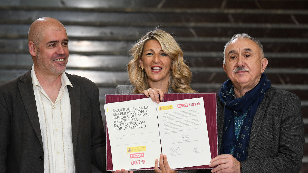 Els líders de CCOO i UGT posen amb l’acord al costat de la ministra de Treball, Yolanda Díaz. - EUROPA PRESS