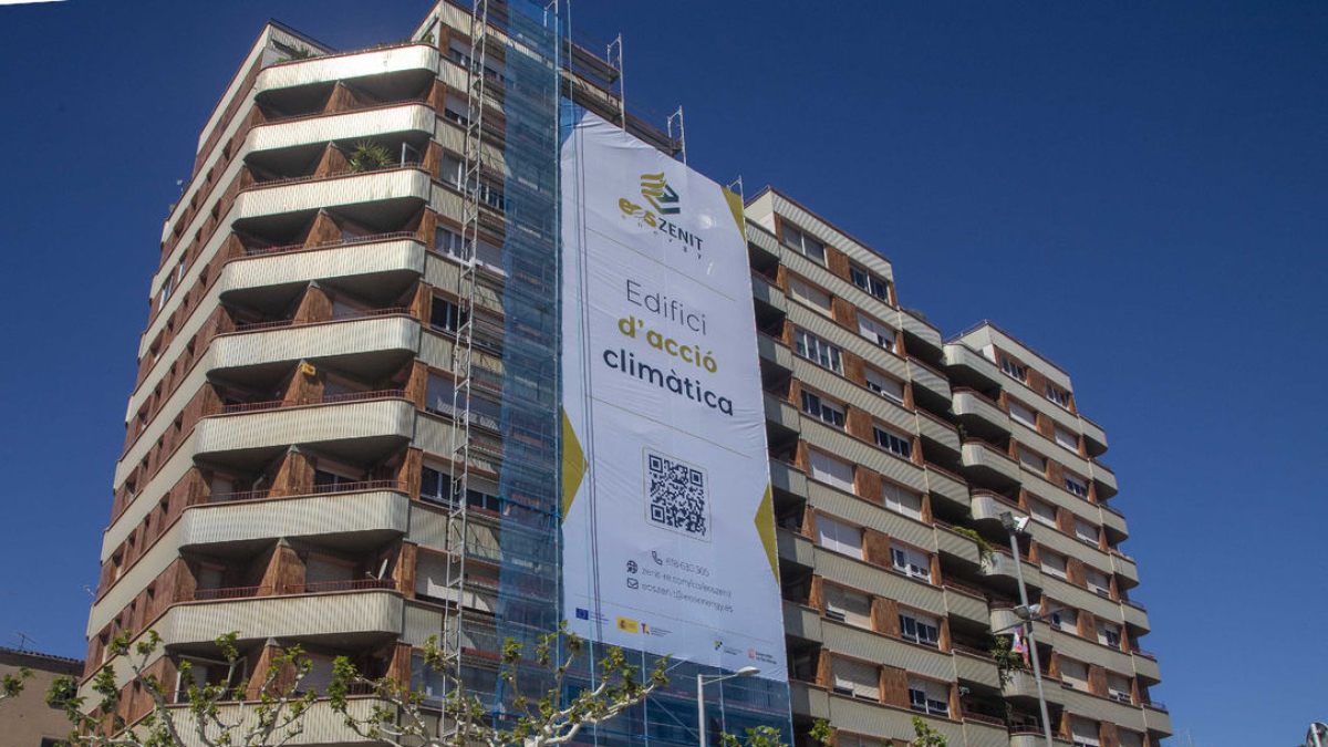 L’edifici El Pati de Tàrrega amb una gran pancarta que informa dels treballs. - LAIA PEDRÓS