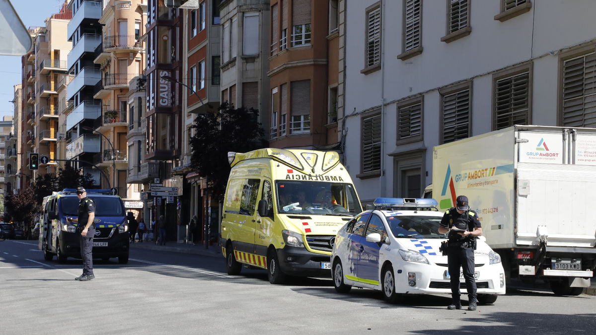 Agents de la Guàrdia Urbana i SEM, al lloc de l’accident. - AMADO FORROLLA