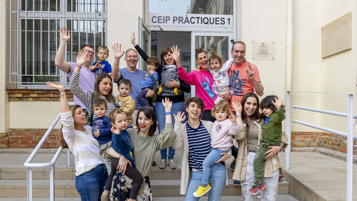 Algunos de los padres que han inscrito a sus hijos en bloque en el Pràctiques I. - JORDI ECHEVARIRA