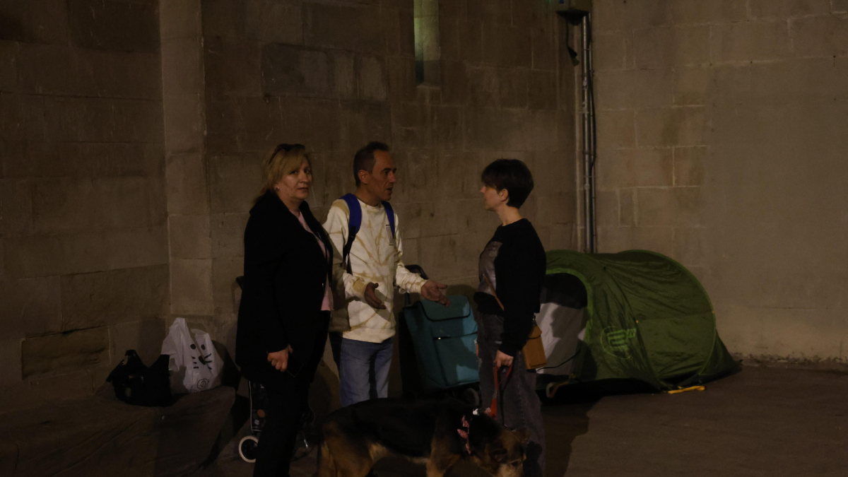 La dona va rebre ahir a la nit suports a l'inici de l'acampada.