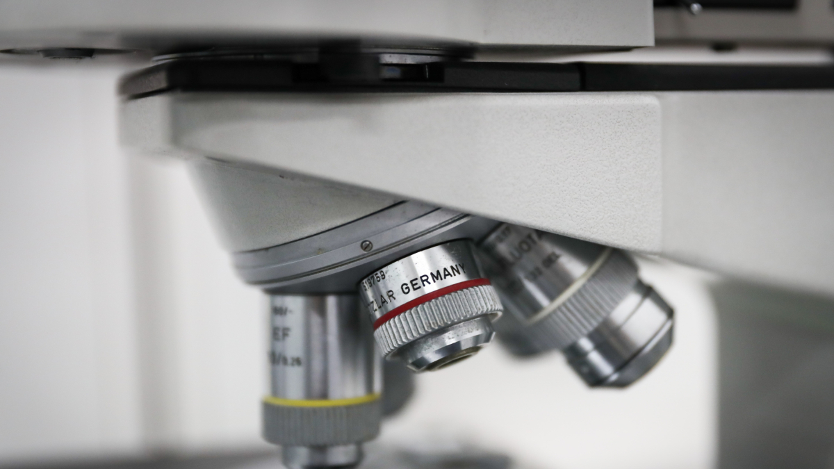 Un microscopi en un laboratori.