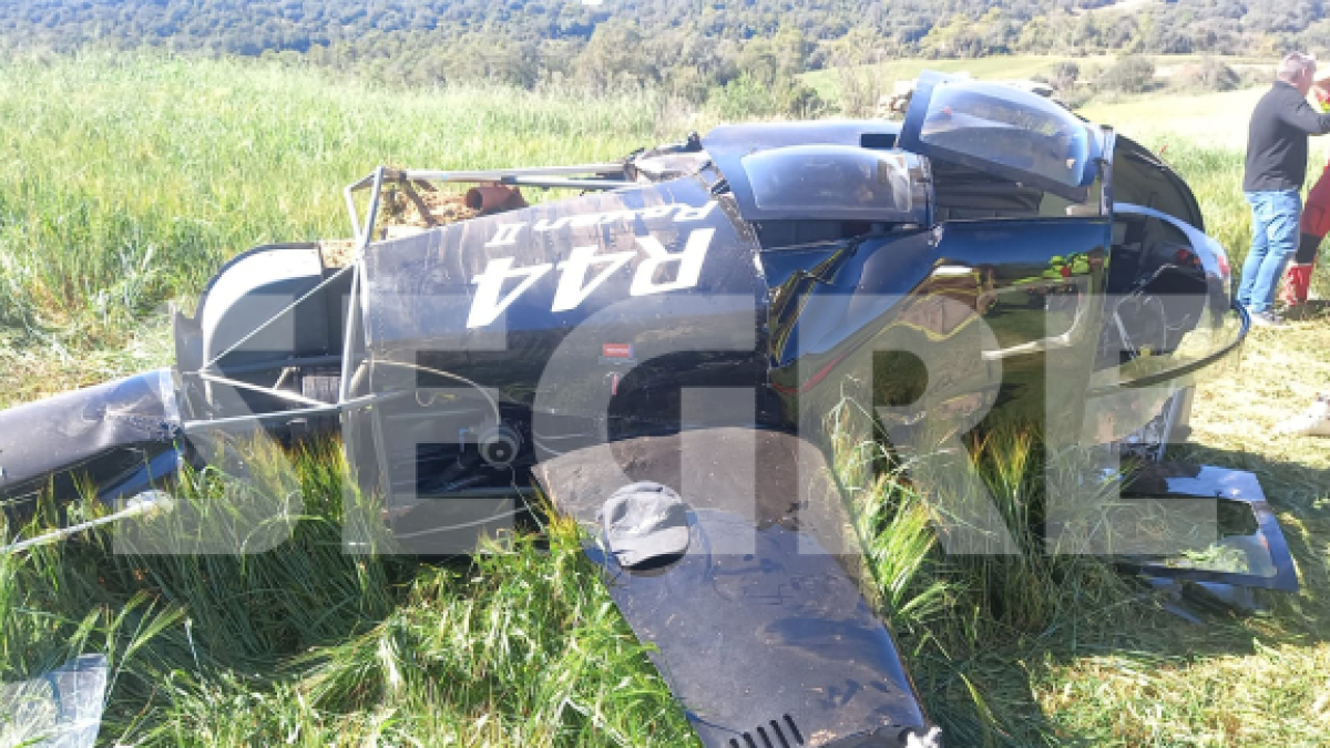 Els Mossos d'Esquadra inspeccionen l'helicòpter accidentat.