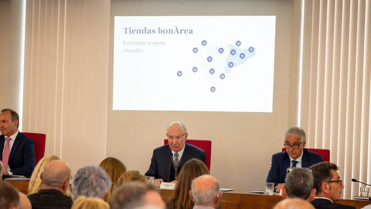 El president de bonÀrea Corporació, Jaume Alsina, al centre, en la intervenció a la junta. - BONÀREA