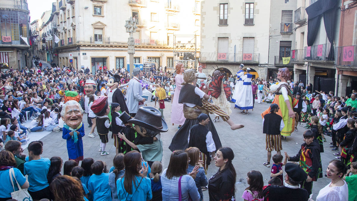 Baile de los gigantes en el marco de la Eixideta ayer por la tarde en la plaza Major. - LAIA PEDRÓS