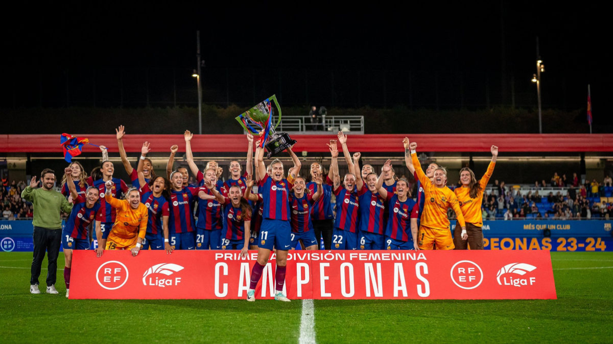 El Barça goleja l'Athletic (7-0) i rep el trofeu de campió de la Lliga F - FCB