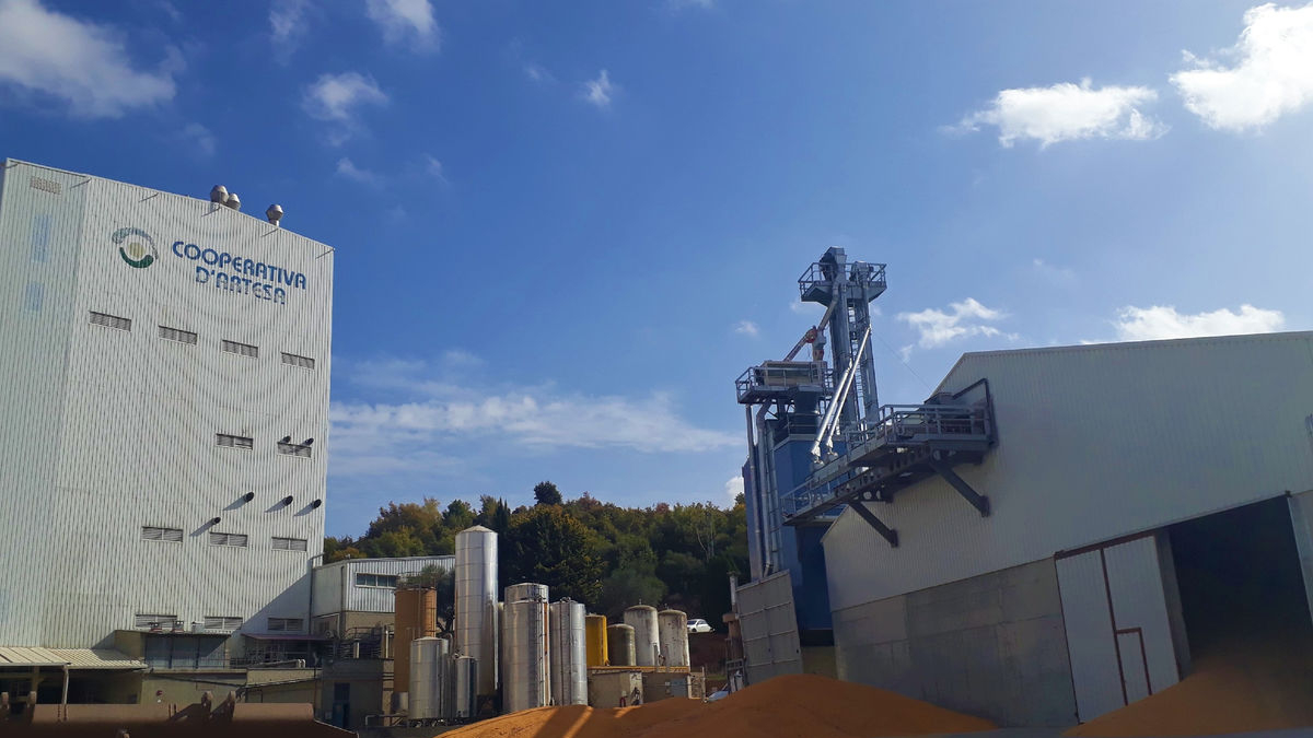 Imagen de archivo de instalaciones industriales de la Cooperativa d’Artesa de Segre. - COOPERATIVA D’ARTESA DE SEGRE