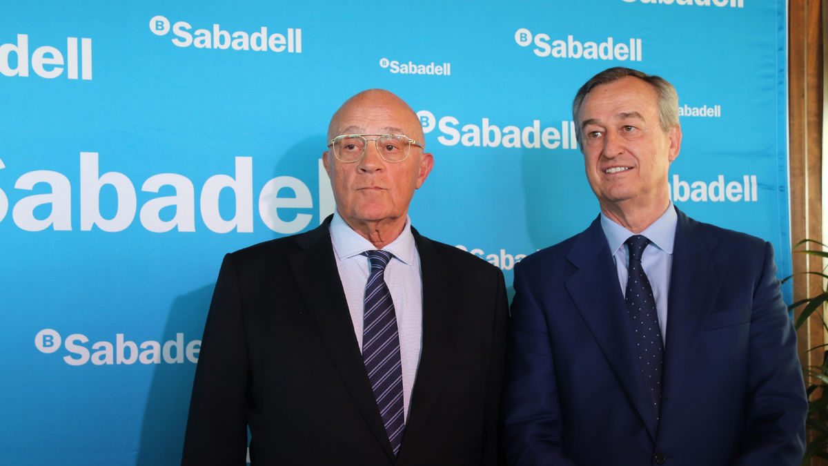 El presidente de Banco Sabadell, Josep Oliu, y el consejero delegado, César González-Bueno. - MARIA ASMARAT/ACN