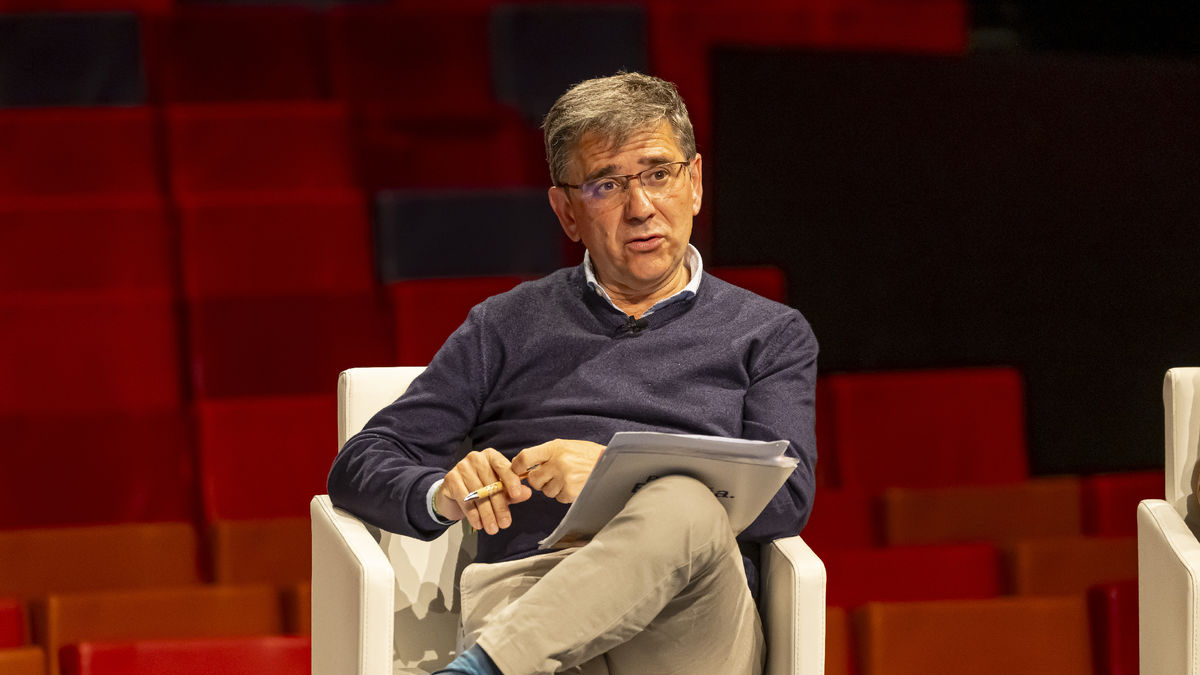 Félix Larrosa, Violant Cervera, José Crespín, Anna Gómez y Montse Bergés poca antes de iniciarse el debate en la Llotja. - JORDI ECHEVARRIA