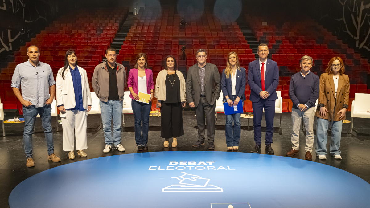 Els candidats que van participar en el debat amb els moderadors Anna Sàez i Òscar Fernández, minuts abans que comencés.
