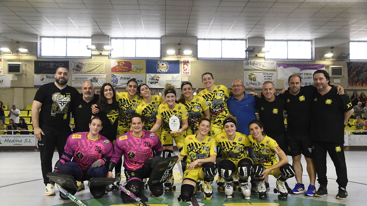 La plantilla del Vila-sana i el president, Ramon Porta, posen amb Laura Barcons, que subjecta la placa que va rebre com a homenatge. - SANTI IGLESIAS