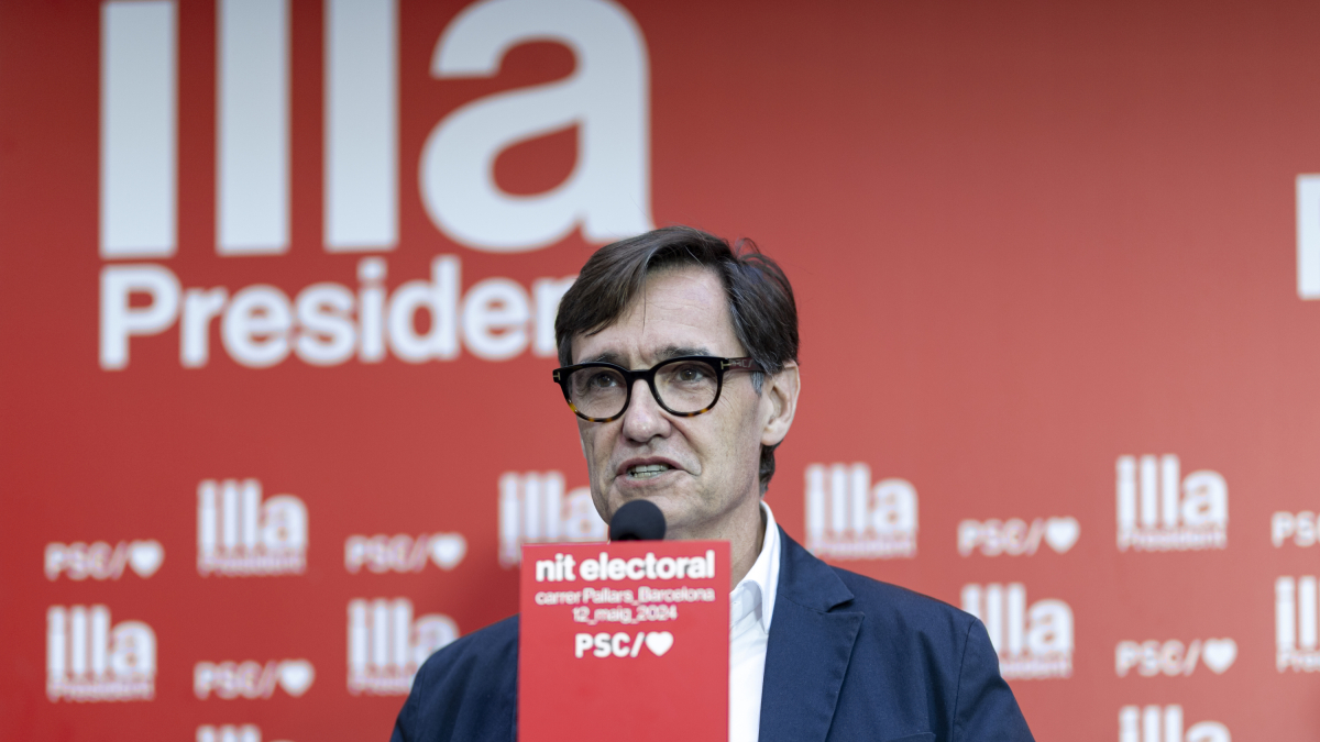 El líder del PSC i candidat del partit a la Presidència de la Generalitat, Salvador Illa, ofereix una roda de premsa a la seua arribada al seguiment de la jornada electoral.