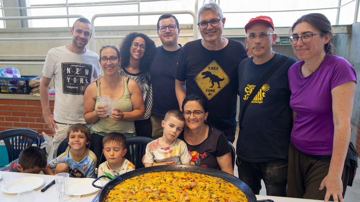 La pista deportiva U d’Octubre acogió ayer la LXXXVII Festa de la Cassola. - GERARD HOYAS