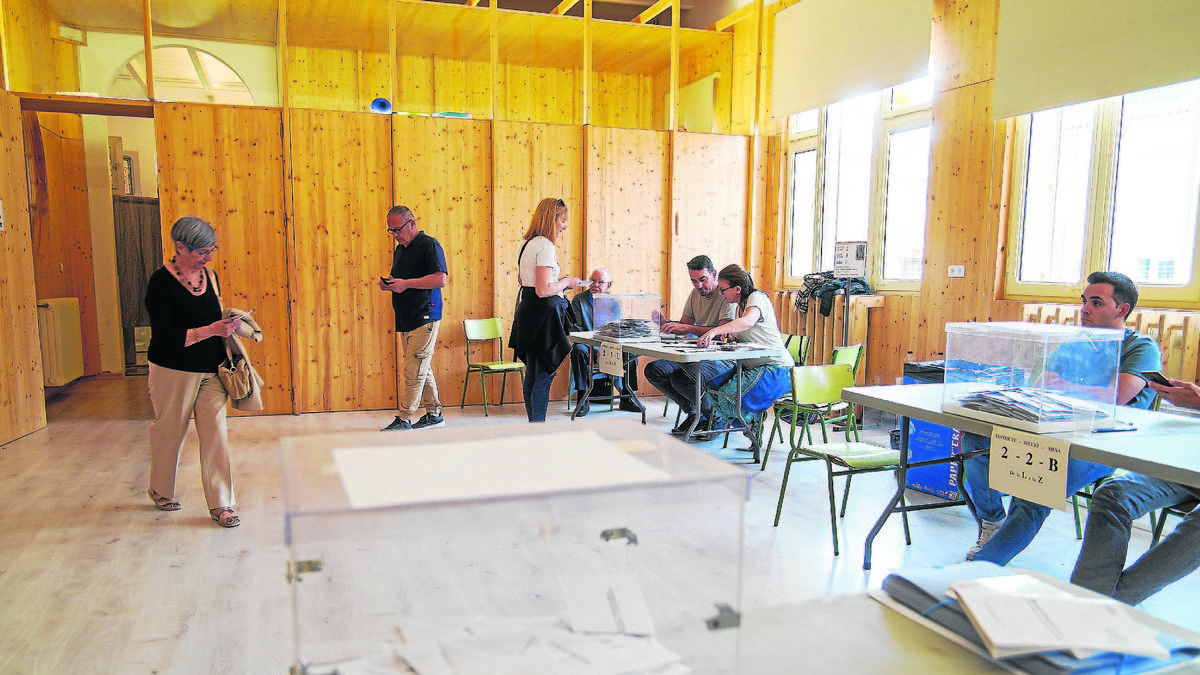 La majoria de col·legis electorals, com aquest a l’escola Camps Elisis, van registrar poques cues per votar al llarg del dia. - SEGRE