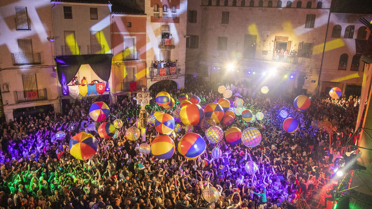 Com és tradició, la Nit del Tararot va culminar amb la ‘pedregada’ de pilotes al ritme del tema ‘Flying Free’ de Pont Aeri. - LAIA PEDRÓS