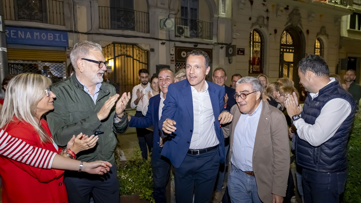 Ordeig en el centro saliendo de la sede del PSC flanqueado por Félix Larrosa y Àngel Ros. - JORDI ECHEVARRÍA
