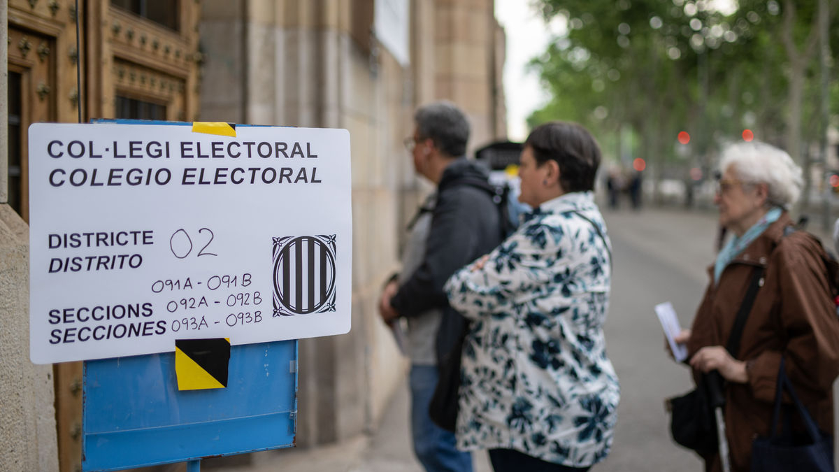 En alguns moments van arribar a registrar-se cues als col·legis electorals de Barcelona. - EUROPA PRESS