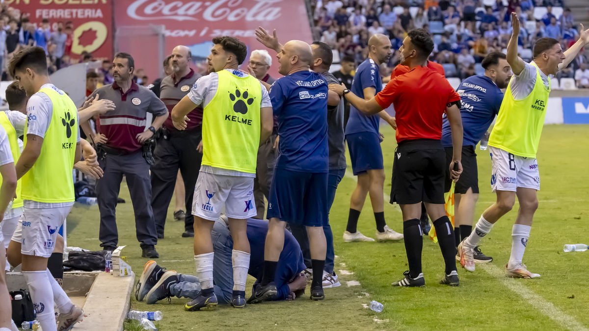 El delegado del Yeclano se recompone después de sufrir el golpe de botella que obligó a suspender el partido. - JORDI ECHEVARRIA