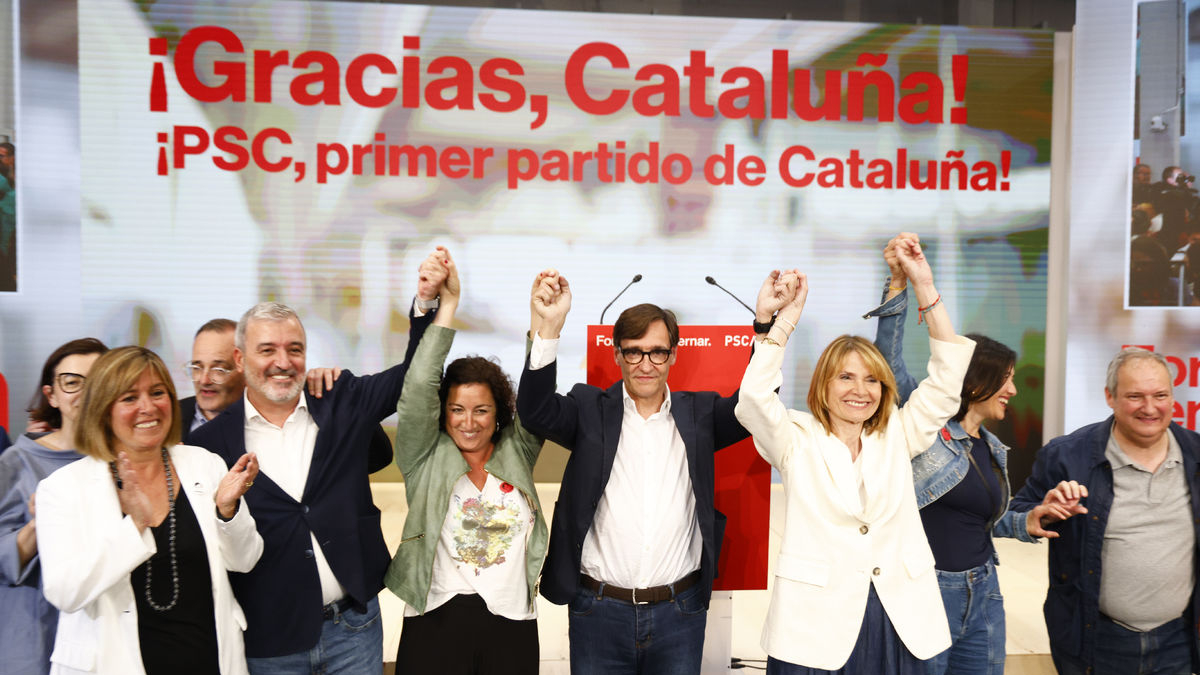 Salvador Illa va celebrar ahir a la nit la victòria a la seu del PSC acompanyat per la plana major del partit. - EFE