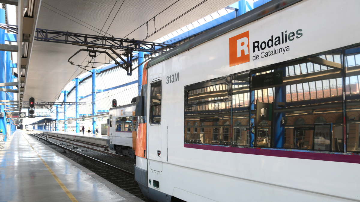 Un tren de Rodalies parado en la estación de Lleida-Pirineus