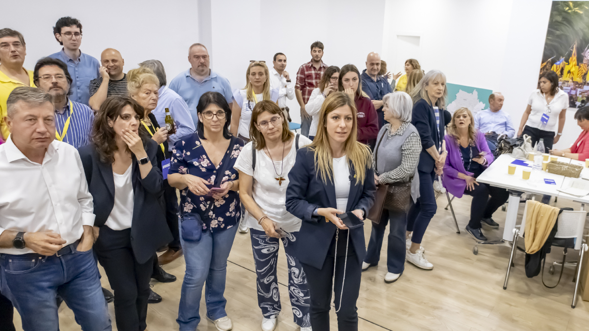 Jeannine Abella, en primer pla, cap de llista de Junts a Lleida.