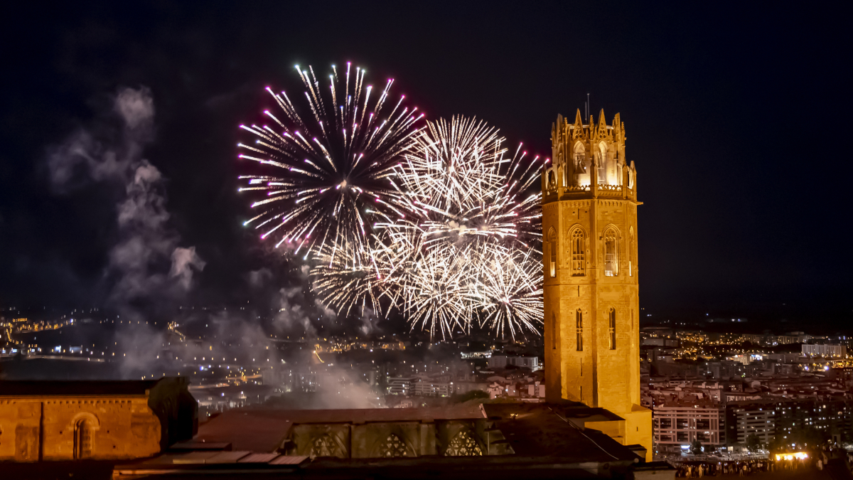 La Seu Vella, iluminada con el castillo de fuegos que prendió Pirotecnia Valenciana.