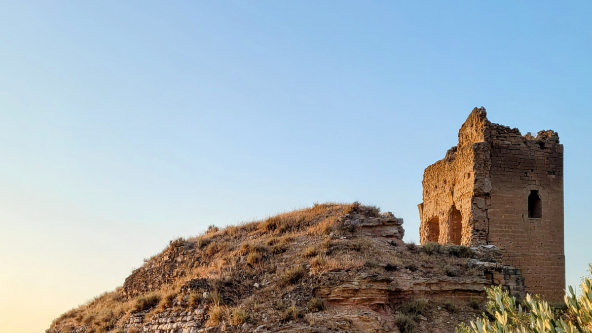 El poble de Sarroca és coronat per les ruïnes d’una torre medieval del segle XIV.