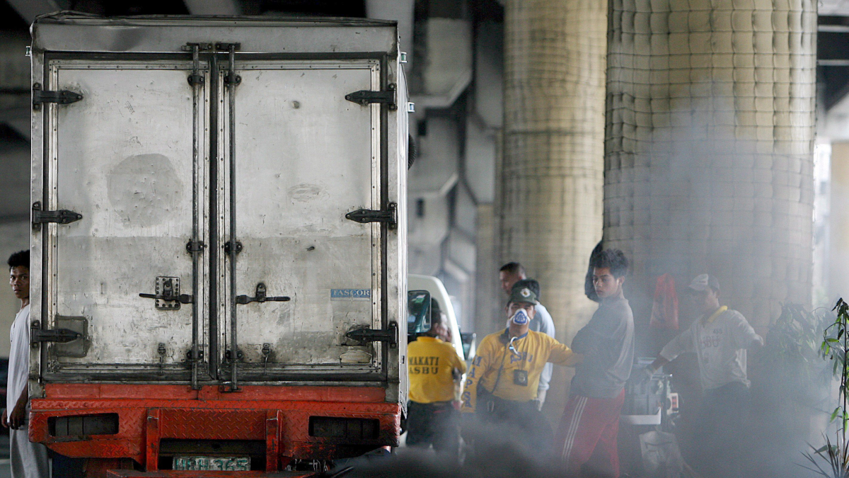 Una fotografía de archivo que muestra el chorro de humo negro que emana del tubo de escape de un camión de reparto.