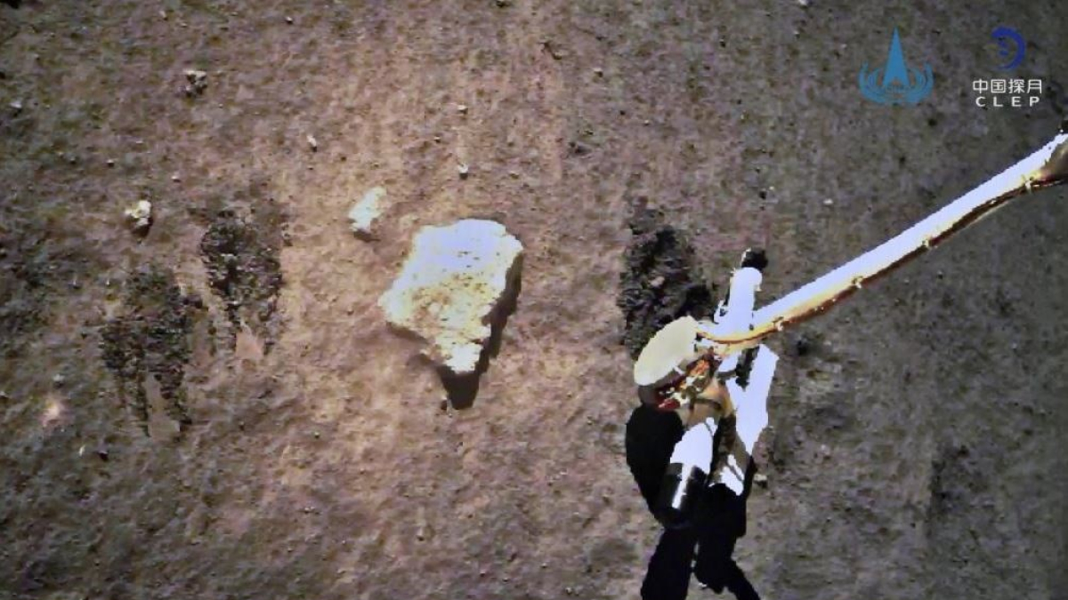 La Sonda china Chang'e-5 recogiendo muestras en la luna. CNSA/XINHUA - Archivo