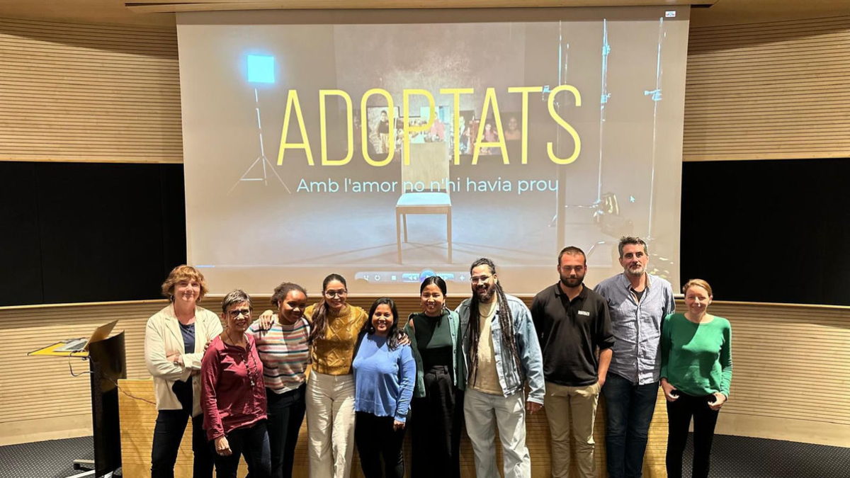El equipo del documental, dirigido por Fúlvia Nicolàs y Xavi Garcia, con algunos de sus protagonistas.