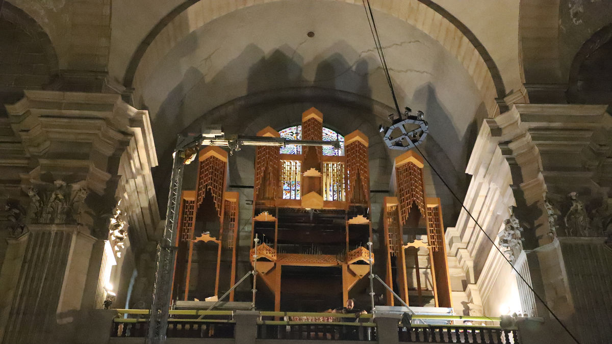 Operarios, ayer, durante la instalación del nuevo órgano en la Catedral Nova de Lleida. - MAGDALENA ALTISENT