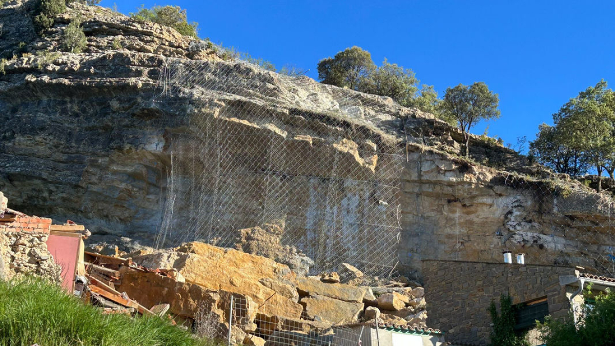 La malla instal·lada a la zona del despreniment. - ACN