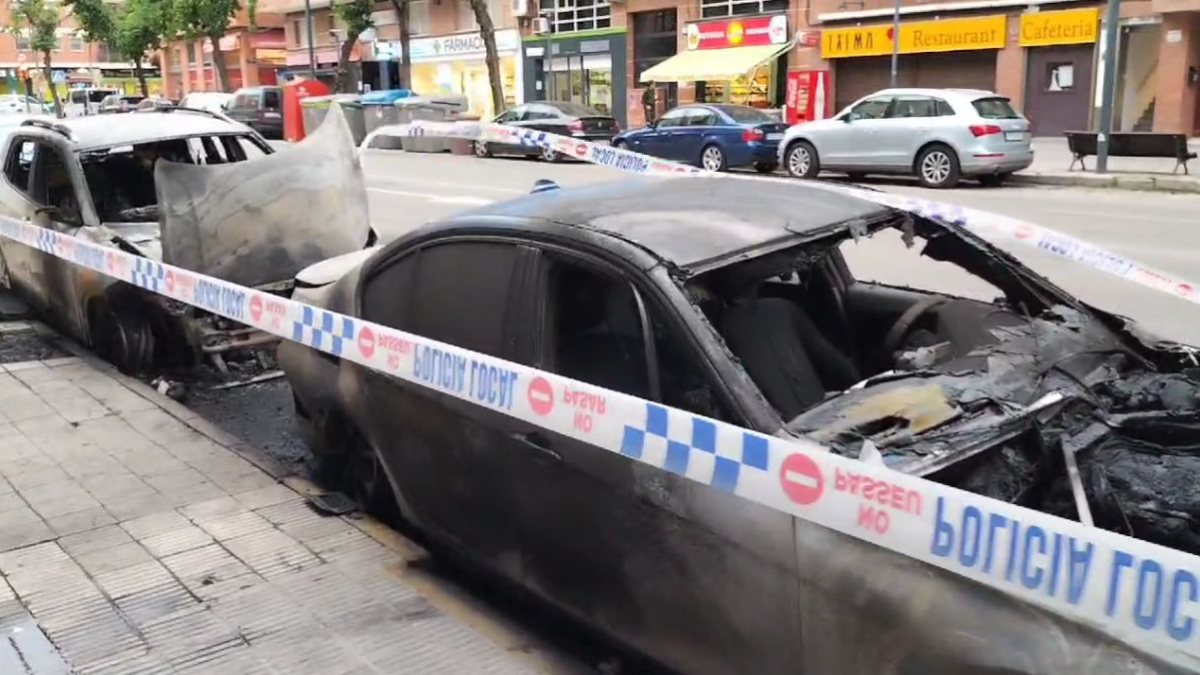 Un incendi calcina dos cotxes estacionats al carrer Baró de Maials de Lleida