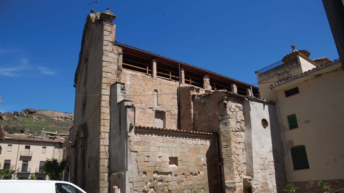 Lateral de la iglesia de Santa Maria de la Plaça de Sanaüja.
