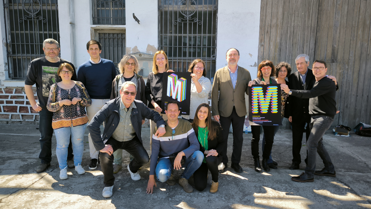 Directores de los museos de la demarcación de Lleida con el cartel para celebrar el Dia Internacional dels Museus. 