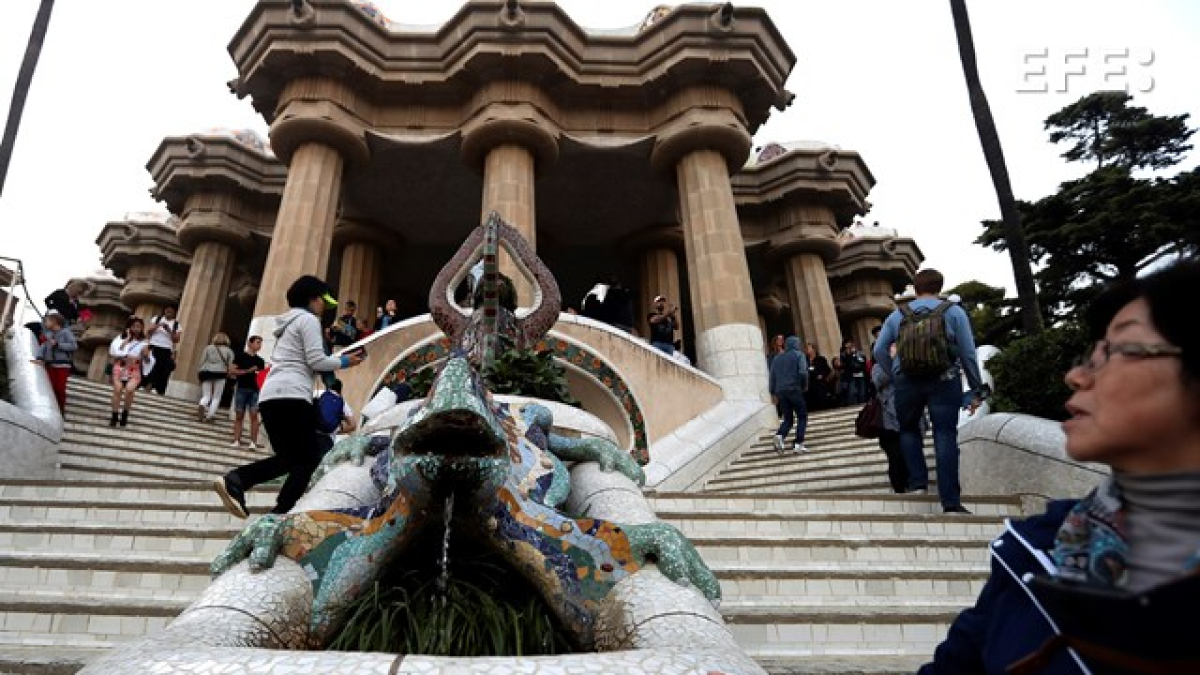 Imagen de archivo de numerosos turistas paseando por el parque Güell de Barcelona.