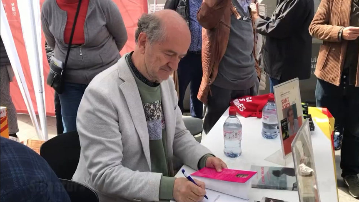 El escritor, firmando ejemplares el pasado Sant Jordi en Barcelona. - JOSEP PASCUAL