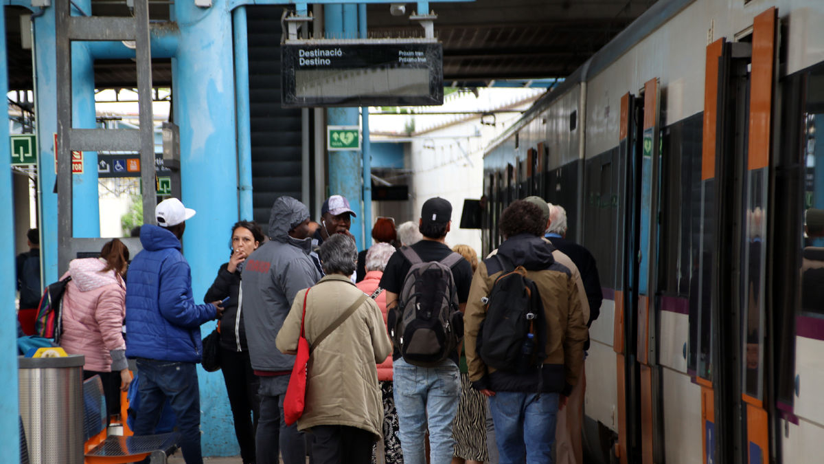 La R13 se convirtió ayer en una ratonera para muchos viajeros (izquierda) y en la R14 los usuarios, en el mejor de los casos, debían cambiar de vías. Los buses son insuficientes. - ACN