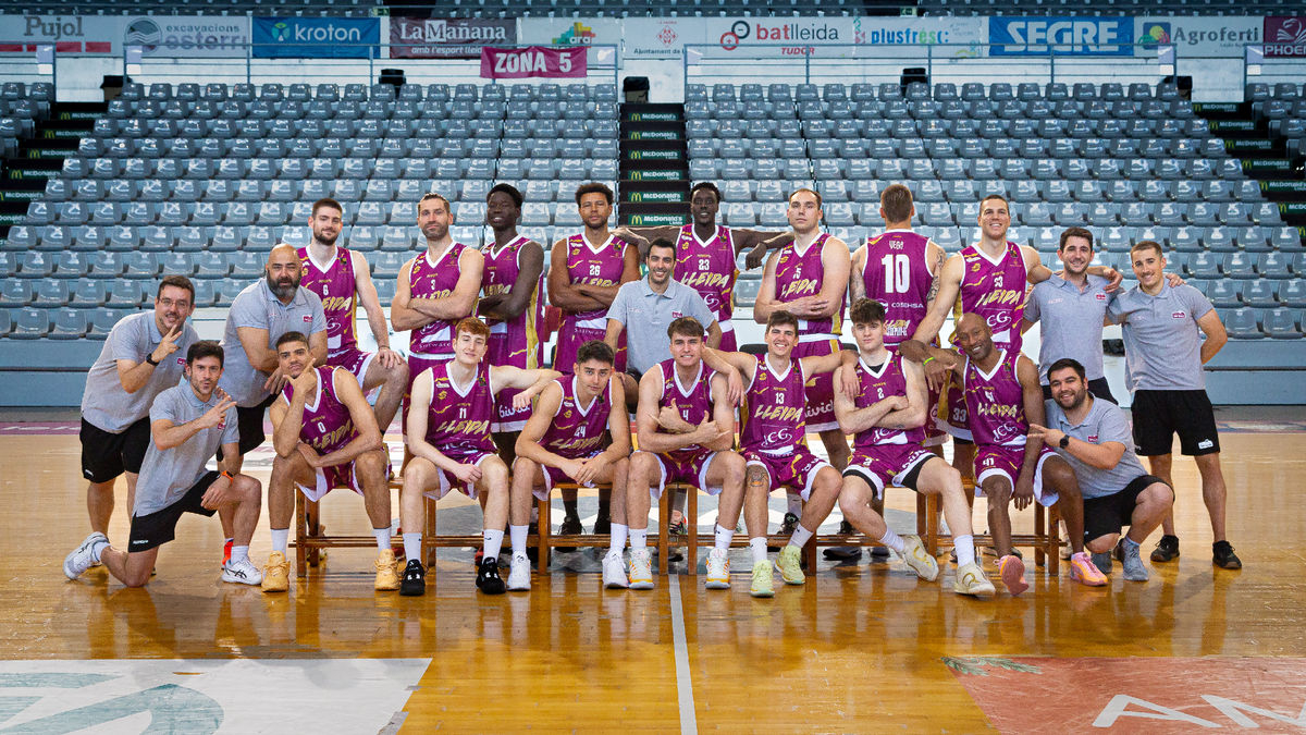 La plantilla del ICG Força Lleida se hizo ayer la foto con la nueva camiseta que lucirá durante el play off de ascenso que arranca el viernes. - JAVI ENJUANES