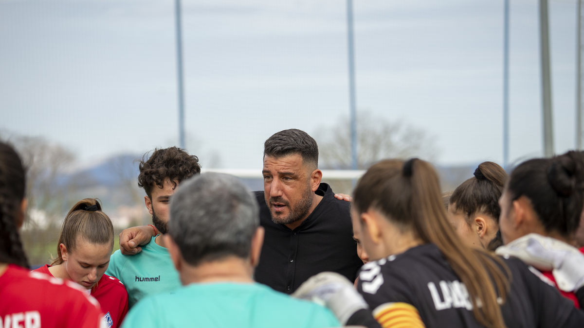 Rubén López, al centre de la imatge, fent la xerrada a l’equip després d’un partit. - PAU PASCUAL