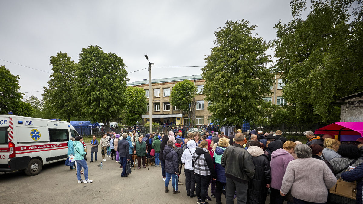 La gente hace cola en el centro de evacuación de zonas de Járkov. - EFE/EPA/SERGEY KOZLOV