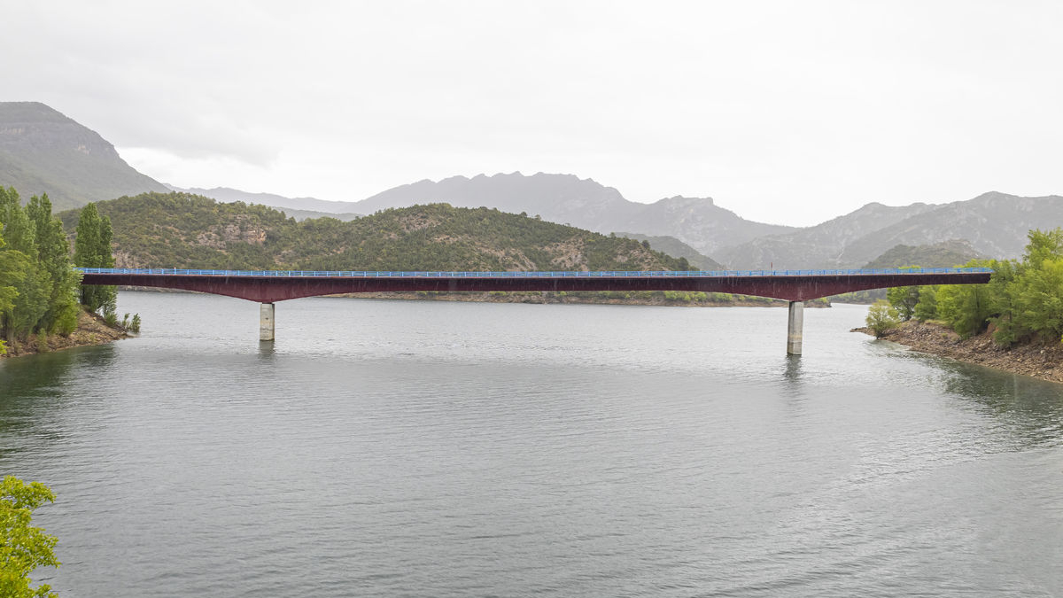 El pantano de Oliana almacena en la actualidad casi 74 hectómetros cúbicos. - JORDI ECHEVARRÍA