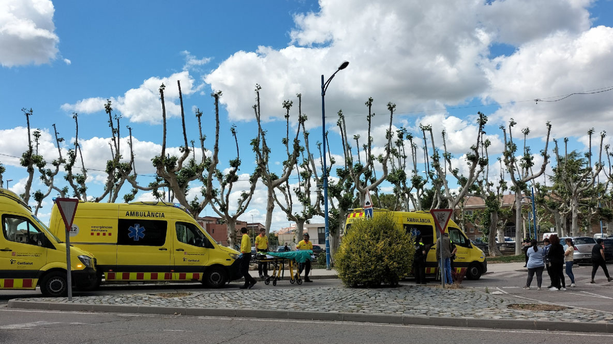 Tres ambulancias acudieron al lugar del atropello en Mollerussa.
