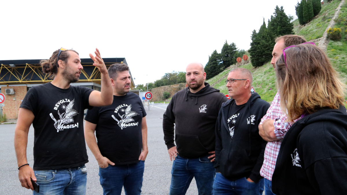 Miembros de Revolta Pagesa y agricultores franceses reunidos delante del Monument de Catalunya en el Pertús