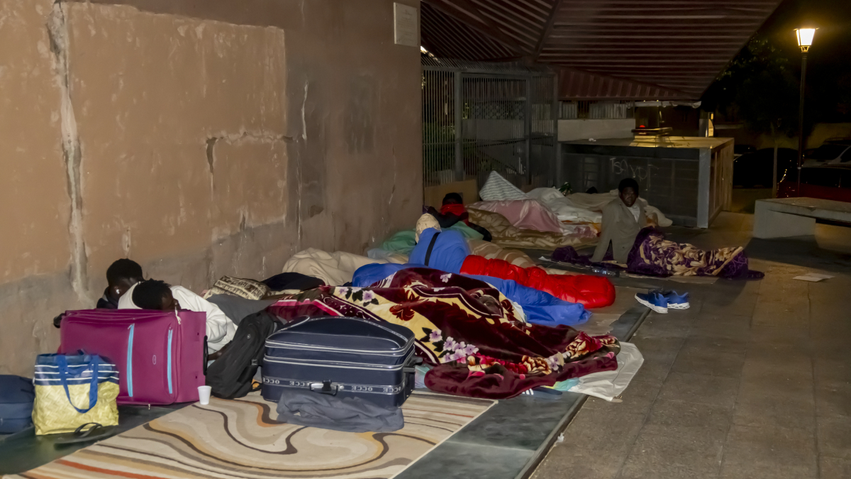 Gente durmiendo al raso en la calle Sant Martí de Lleida este viernes 10 de mayo.