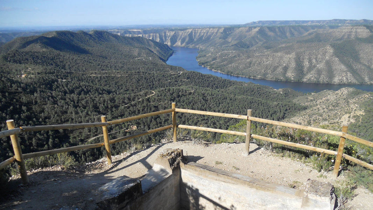 Las vistas del Ebro en Almatret desde el Cingle de la Pena, donde se observa una de las fortificaciones de la Guerra Civil. - A.A.