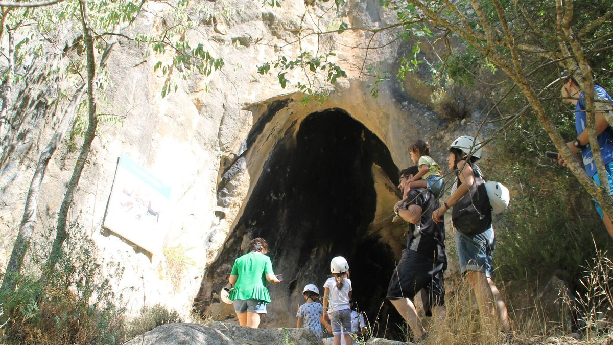 Un grup d’adults i nens, abans d’entrar a la Cova dels Muricecs després de reobrir al març. - ZENITH AVENTURA
