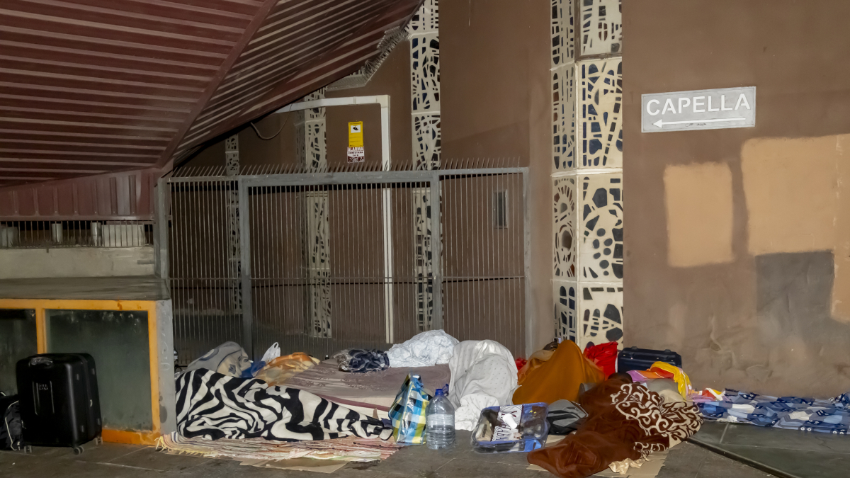 Personas durmiendo al raso en la calle Sant Martí de Lleida.