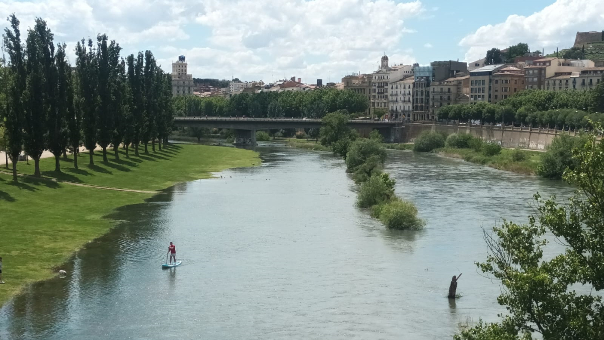 Un leridano haciendo padelsurf en el Segre.