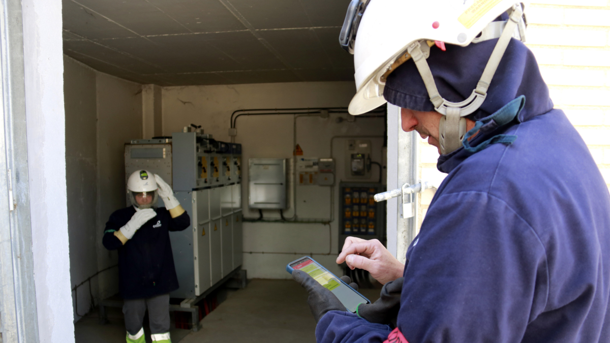 Técnicos utilizan la nueva aplicación de Endesa para hacer comprobaciones en un centro de transformación de la compañía de Lleida